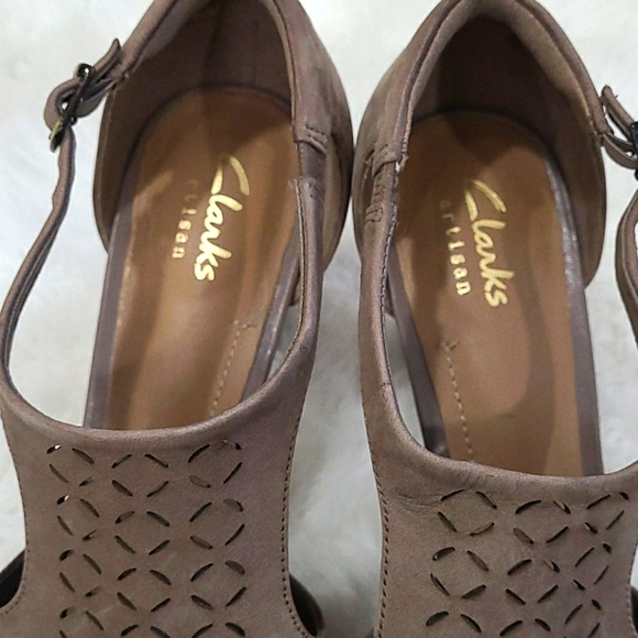 CLARKS TAN ARTISAN SANDALS WITH HEEL - Picture 3 of 5
